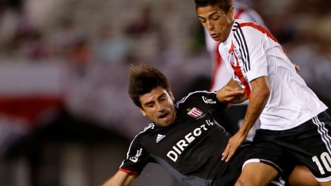 Manuel Lanzini (der.) marcó uno de los goles del triunfo de River frente a Racing.