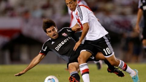 Manuel Lanzini (der.) marcó uno de los goles del triunfo de River frente a Racing.