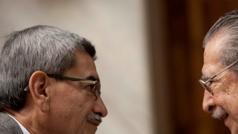 El exdictador José Efraín Ríos Montt, derecha, habla con el general retiradoJosé Rodríguez Sánchez  antes del  inicio de una sesión del juicio en su contra.