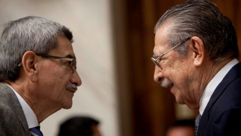 El exdictador José Efraín Ríos Montt, derecha, habla con el general retiradoJosé Rodríguez Sánchez antes del inicio de una sesión del juicio en su contra.
