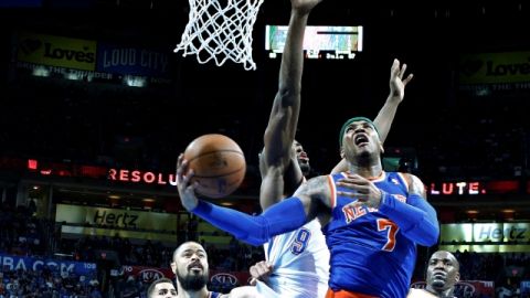Carmelo Anthony (7) batalla en la pintura ante Serge Ibaka (9) del Thunder.