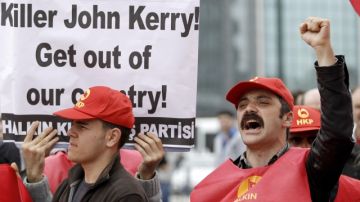 Manifestantes turcos lanzan eslogans contra Estados Unidos, durante una protesta ayer por la visita del secretario de Estado, John Kerry, a Estambul.