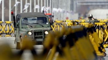 Un soldado surcoreano saluda ante el paso, ayer, de un vehículo militar en la barricada del Puente de la Unificación, cerca de la frontera con norcorea.