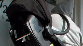 Sin formular declaraciones a la prensa, una pareja abandona la casa donde fue encontrada muerta la niña Justice Williams, de 9 años.