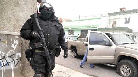 Un oficial policiaco vigila  una zona peligrosa en México.