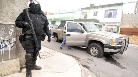 Un oficial policiaco vigila  una zona peligrosa en México.