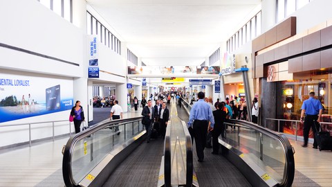 Interior del  Aeropuerto Internacional Newark Liberty