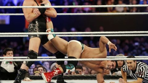 Alberto del Río sufre el castigo de Jack Swagger, antes de poder derrotarlo en la cartelera de Nueva Jersey.