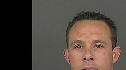 El domingo por la noche se había arrestado al oficial Matthew Andrews, de 36 años, quien desde hace dos años trabaja en la cárcel desde la que se escapó Trujillo.