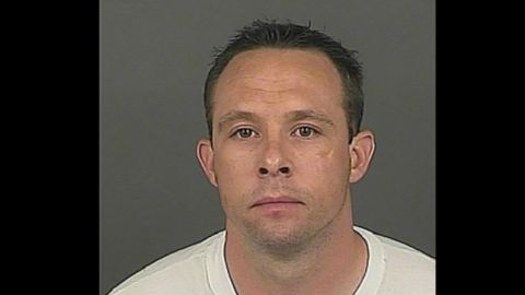 El domingo por la noche se había arrestado al oficial Matthew Andrews, de 36 años, quien desde hace dos años trabaja en la cárcel desde la que se escapó Trujillo.