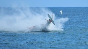 Momento en el que un avión de la Fuerza Aérea Dominicana cae en las aguas del mar Caribe, mientras participaba en el "Show Aéreo del Caribe".