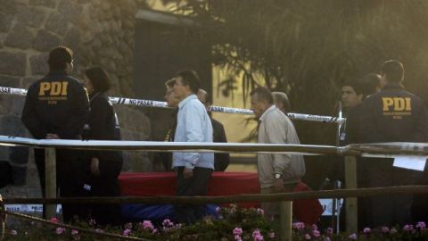 Un equipo de forenses y familiares transporta el ataúd con los restos del poeta chileno Pablo Neruda tras su exhumación hoy en la casa-museo en Isla Negra,