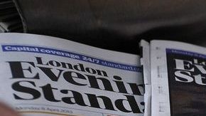 Imagen de la portada del Evening Standard, en Londres, en la que alguien escribió "por fin" sobre el rostro de la exprimera ministra británica Margaret Thatcher.