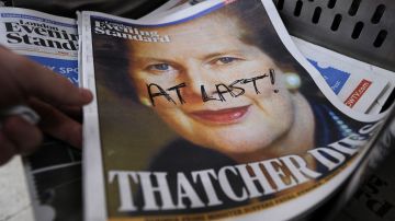 Imagen de la portada del Evening Standard, en Londres, en la que alguien escribió "por fin" sobre el rostro de la exprimera ministra británica Margaret Thatcher.