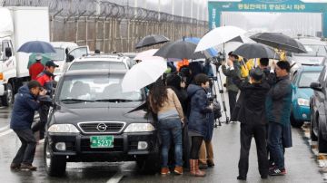 Cerca de la frontera periodistas buscan entrevistar a ciudadanos que retornan de la ciudad Kaesong en Corea del Norte, donde está ubicada la fábrica.