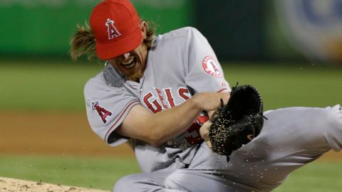 Jered Weaver sí tiene fractura en el codo. Es baja para los 'Angels' por lo menos un mes.