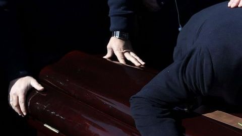 El italiano Giancarlo Viola, exnovio de Sara Montiel, se abraza al féretro de la actriz y cantante.