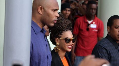 La cantante estadounidense Beyoncé   y su esposo, el rapero Jay-Z, saliendo del Hotel Saratoga, en La Habana.