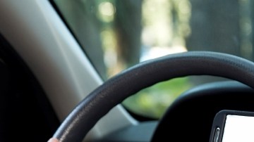 'La distracción estaría presente tanto si el celular se utiliza como teléfono, como navegador GPS, como reloj', falló un juez.