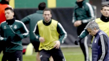 El entrenador del Real Madrid, José Mourinho, luce pensativo durante el entrenamiento de su equipo ayer en Estambul.