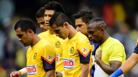 El juvenil atacante canterano del América, Raúl Jiménez (der.), dice que si Christian Benítez (segundo de der. a izq.) no le pasa el balón en el área cuando hay oportunidades de gol,  'es su estilo de juego'.