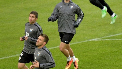Jugadores del Málaga trotan ayer en el Estadio de Dortmund.