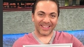 Y entre las estrellas, al centro, la imagen de una menor hispana que lucha por un futuro de igualdad en los Estados Unidos.