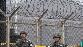 Soldados surcoreanos hacen guardia en el puesto de control fronterizo de la zona desmilitarizada (DMZ) que separa a las dos Coreas.