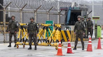 Soldados surcoreanos hacen guardia en el puesto de control fronterizo de la zona desmilitarizada (DMZ) que separa a las dos Coreas.