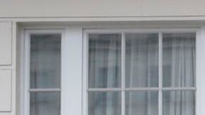 Algunas personas han dejado flores y otros recordatorios frente al hogar de Margaret Thatcher, "la dama de hierro".