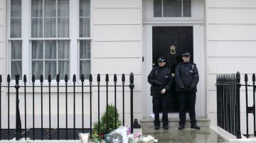 Algunas personas han dejado flores y otros recordatorios frente al hogar de Margaret Thatcher, "la dama de hierro".