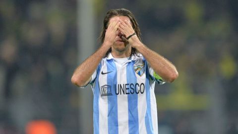 El Málaga podría pagar caras las declaraciones de su propietario. En la foto, Martín DeMichelis lamenta la derrota ante el Borussia.