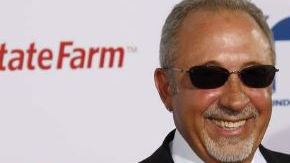 Emilio Estefan está feliz de que las grandes cadenas se interesen en el mercado latino.