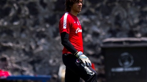 Cirilo Saucedo va al arco de Xolos ante Millonarios.