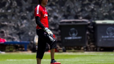 Cirilo Saucedo va al arco de Xolos ante Millonarios.