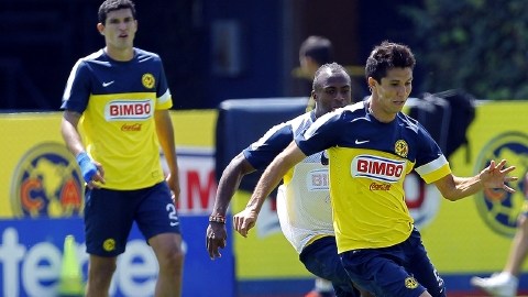 Jesús Molina conduce la pelota durante el entrenamiento de ayer de las Águilas del América, que el sábado visitarán al León.