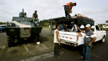 Soldados de la Guardia Nacional venezolana inspeccionan un auto en Paraguachón, en la frontera colombo-venezolana.
