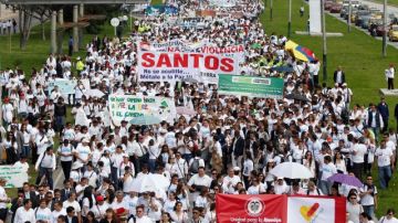 Miles de colombianos participan en Bogotá en la Marcha por la Paz y  la continuación de las conversaciones  entre el gobierno colombiano y las  FARC.