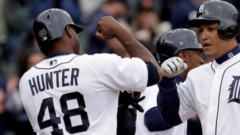 Miguel Cabrera (der,)  celebra con Torii Hunter (48)  tras conectar jonrón de tres carreras ante los Azulejos.