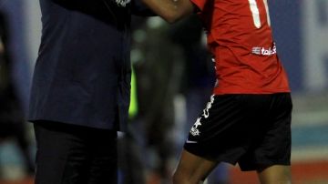 El volante ecuatoriano Fidel Martínez busca la felicitación de su entrenador argentino Antonio Mohamed, del campeón mexicano  Xolos de Tijuana.