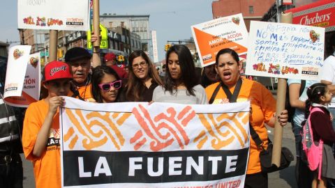 Los asistentes  levantaron pancartas como símbolo de la lucha.