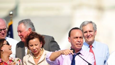 El legislador Luis Gutiérrez se unió a miles de personas que se congregaron frente al Capitolio para demandar al Congreso de Estados Unidos la aprobación de una reforma migratoria.