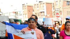 Ciudadanos de todas las edades, reclamaron en Jackson Heights, Queens, una solución para los inmigrantes.