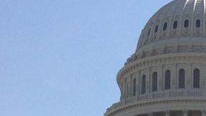 En el ala oeste del Capitolio, se finalizaban los últimos detalles para el escenario de la manifestación, que comenzará a las 3PM.