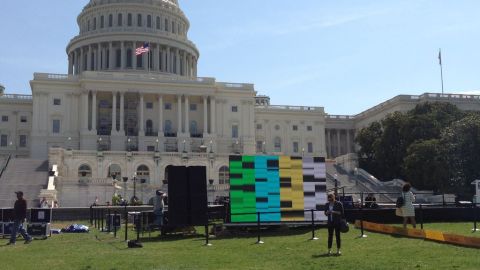 En el ala oeste del Capitolio, se finalizaban los últimos detalles para el escenario de la manifestación, que comenzará a las 3PM.