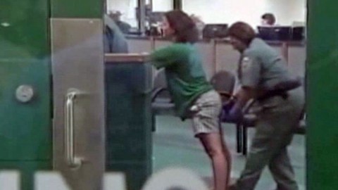 Sharyn Patricia Hakken es revisada por una agente de seguridad.