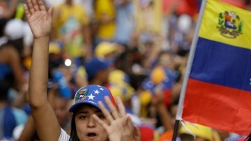 Simpatizantes del candidato opositor Henrique Capriles lo saludan durante un mitin electoral.