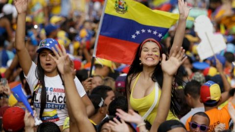 Simpatizantes del candidato opositor Henrique Capriles lo saludan durante un mitin electoral.