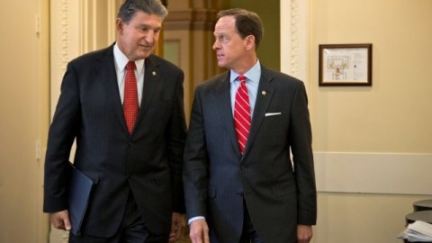 La propuesta cuenta con el respaldo suficiente para ser aprobada en ambas cámaras. En la foto, El senador republicano Patrick Toomey (derecha) y el demócrata Joe Manchin, quienes anunciaron el plan.
