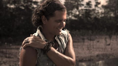 Vives mantiene en "Corazón profundo" sus mensajes positivos envueltos en pop tropical.